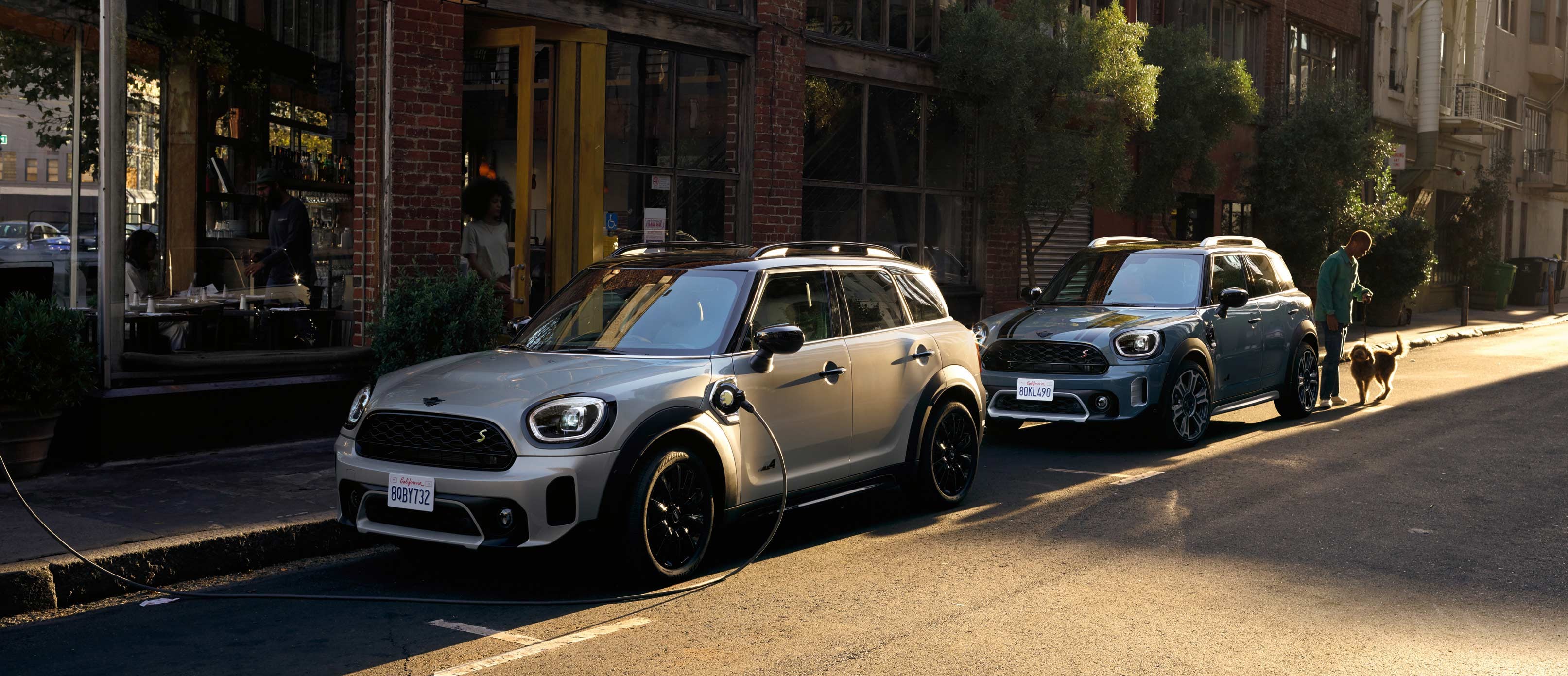 外出先で充電するMINI PHEV